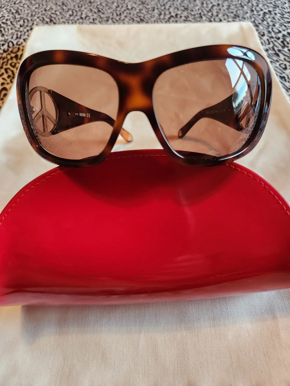 Moschino Women's Brown Tortoiseshell Sunglasses With Design Red Case MO51702